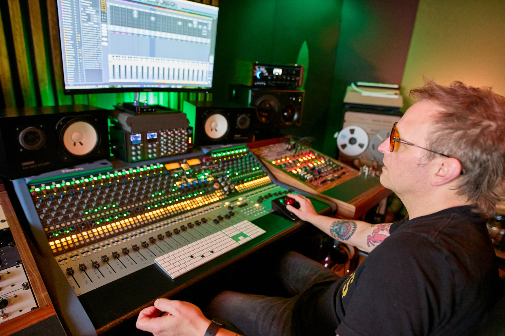ぃえりこページ Vintage King Equips Barnito Studio With A Neve 8424 Console